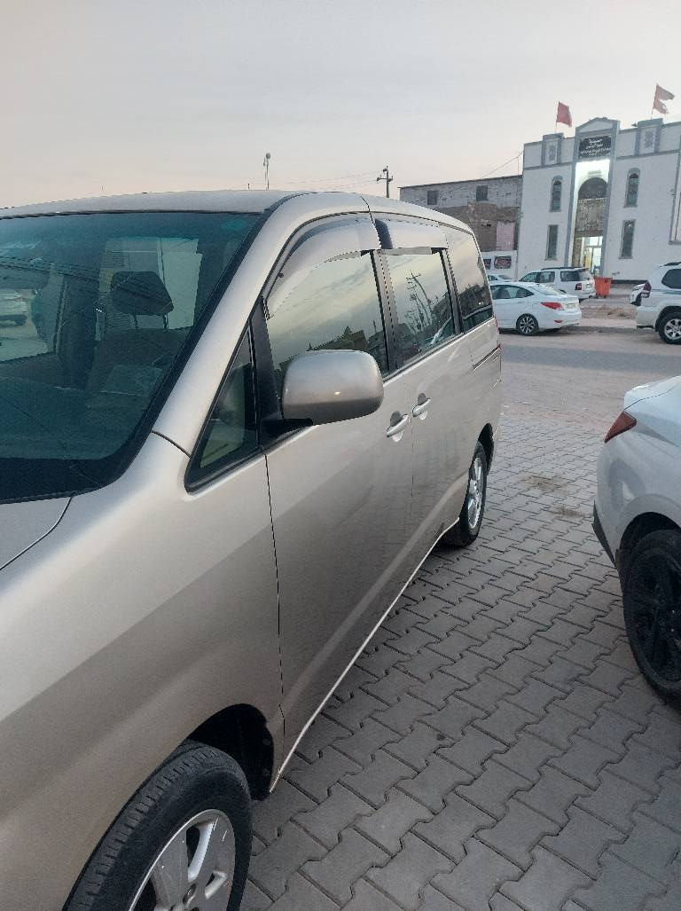 تويوتا نوها 2007 للبيع او مراوس مكفوله  السيارة قطرة صبغ بالبدي مابيه ولا نقطة زنجار بيه بديه نضيف جدا جدا مكانه البصرة *********** البصرة, العراق
