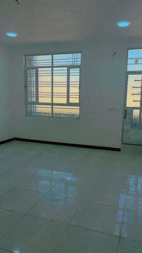 السلام عليكم بيت للايجار قرب صالون ام بنين (بالفرع ) يبعد عن الشارع العام ٥٠ متر يحتوي على غرفتين نوم واستقبال ومطبخ وصالة للاستفسار الاتصال ***********/***********
