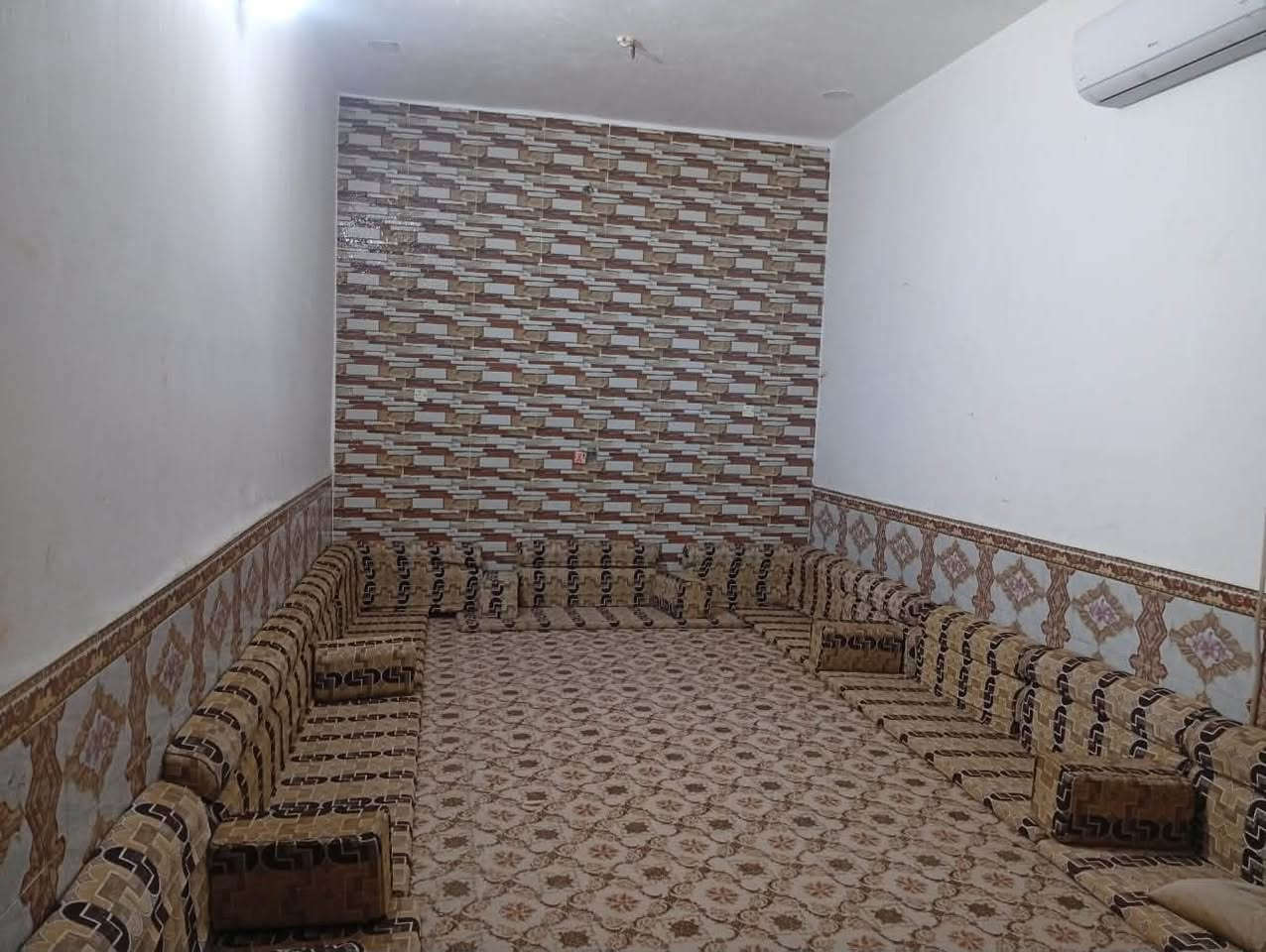 للبيع نص بيت شرك بحي العباس /مساحه 125م /عله شارع 30/ بي غرفه وصاله ومطبخ وديوانيه صحيات  /قريب عل مدرسه عباد الرحمن/الاستفسار *********** بي واتساب

