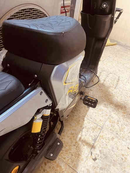 دراجه R9موديل 2026 صارلهه 2 ايام  بطاريات كبار ولي دراجه وكاله يجي وياهه وصل سرع 4 بيها ام بي ثري هورن عالي ناصي دهن بريك امامي خلفي دبلات ليوره وليكدام تستحمل وزن 150 و 35 انبير الف وخمسميه فولتي دراجه مضمونه من الشخط يجي وياهه اناره اضافيه شاحنه اصليه ولي  سعره 500 الجديده ب 600رقم ***********
