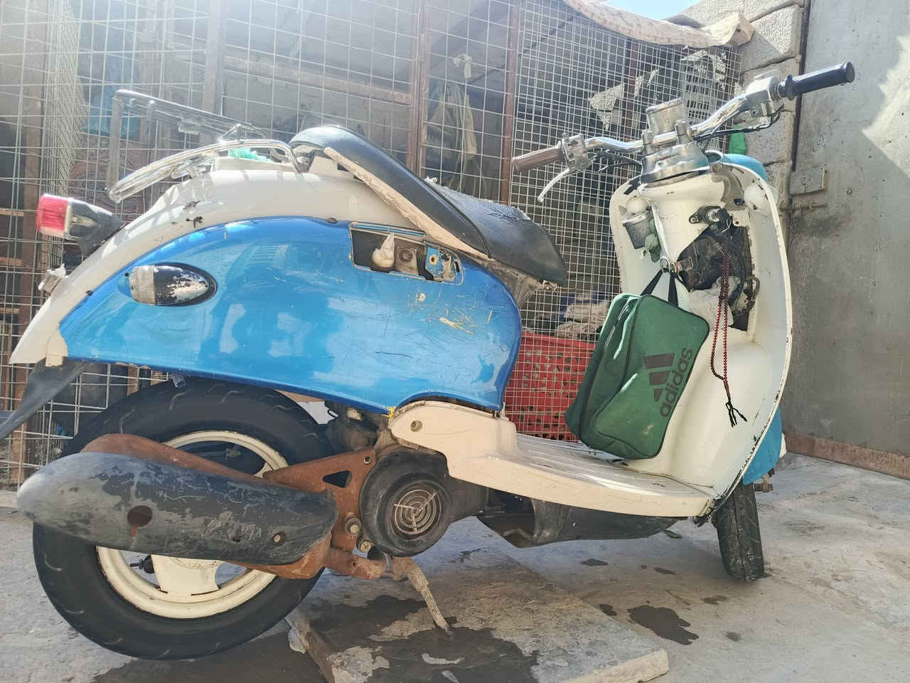 السلام عليكم دراجه مصريه للبيع الدراجه شغاله سلف هندر كهربائيات تايرات جدد عوزه بس باتري السعر 200 وبيه مجال قليل واتساب ***********
