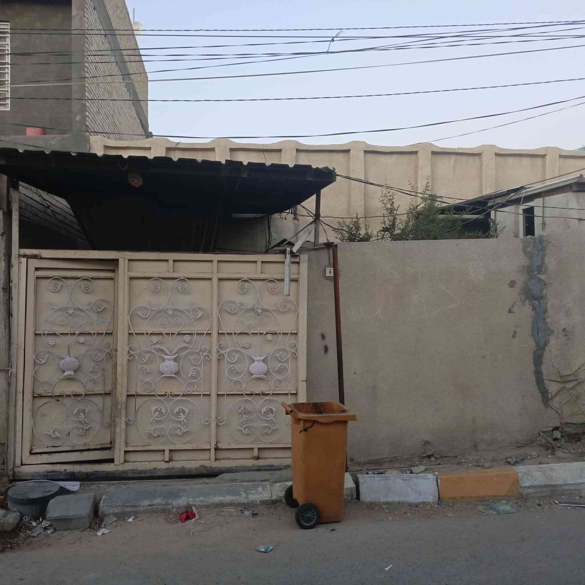 سلام عليكم عندي بيت بحي العامل المنطقه الاخيره يم المول مرتب يتكون من غرفتين وصاله ومطبخ واستقبال وبي وطارمه وجبيره بيه حديقه والبيت كله سيراميك مرتب كله نضيف وكهرباء ومجاري جديده التفاصيل أكثر هاذه رقمي *********** ب160 وبي مجال 200 متر طابق واحد
