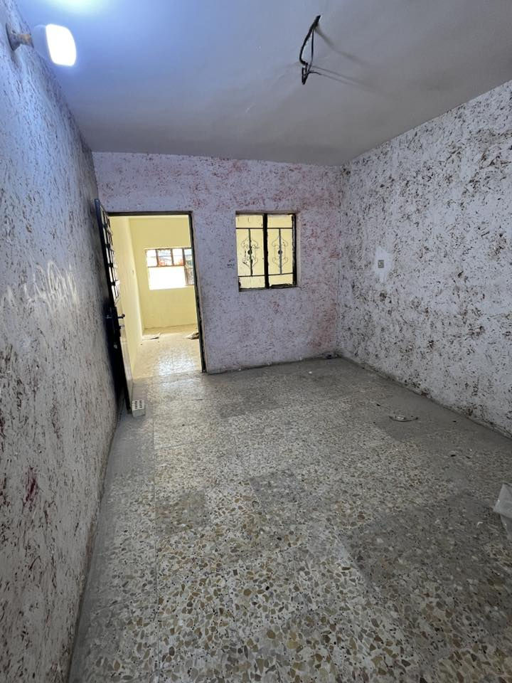 سلام عليكم
بيت للأيجار طابقين مكون من ثلاث غرف وصاله وحولي وومطبخ وكافة الخدمات 
نظيف جدأ
الشعب خلف مستشفى الزهراء
***********
