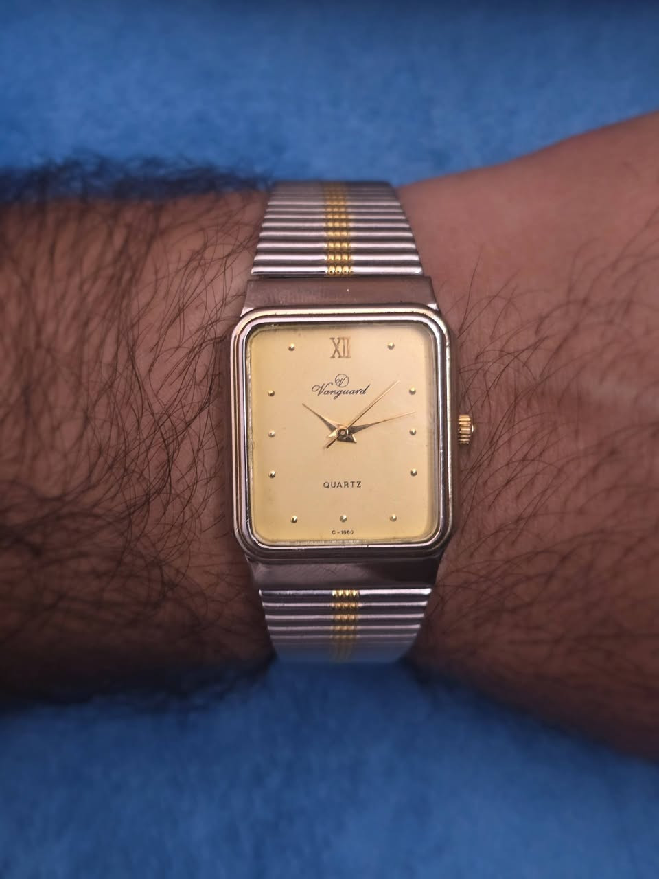 ● ساعه ⌚️ من Vanguard فانغارد 
● الصنع ياباني 🇯🇵
● نظافه الساعه ممتازه 
● نظافه العمل كوارتز 🔋
● ابعاد الساعه 26.5ملم↔️ × 28ملم ↕️
● تصميم كلاسيك 🏛
● سوار سانستيل بلونين 
● ميناء بلون مميز 🟡
● السعر 65 الف 💸
● خدمة توصيل متوفره لكل العراق


**إذا كنت صاحب هذا الإعلان وتريد حذفه لأي سبب، رجاءا أرسل رسالة إلى الدعم الفني**