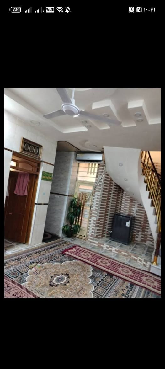 سلام عليكم
بيت للبيع 🛑🛑
طابقيين المساحه حه ١٣٨ ونص 
الطابق الأول استقبال غرفه وحمام ومنور ومطبخ بارد وحار
الطابق الثاني غرفتين وغرفه  وصحيات كامله ومنور
الموقع الماجديه شارع الملعب
للاستفسار
***********
