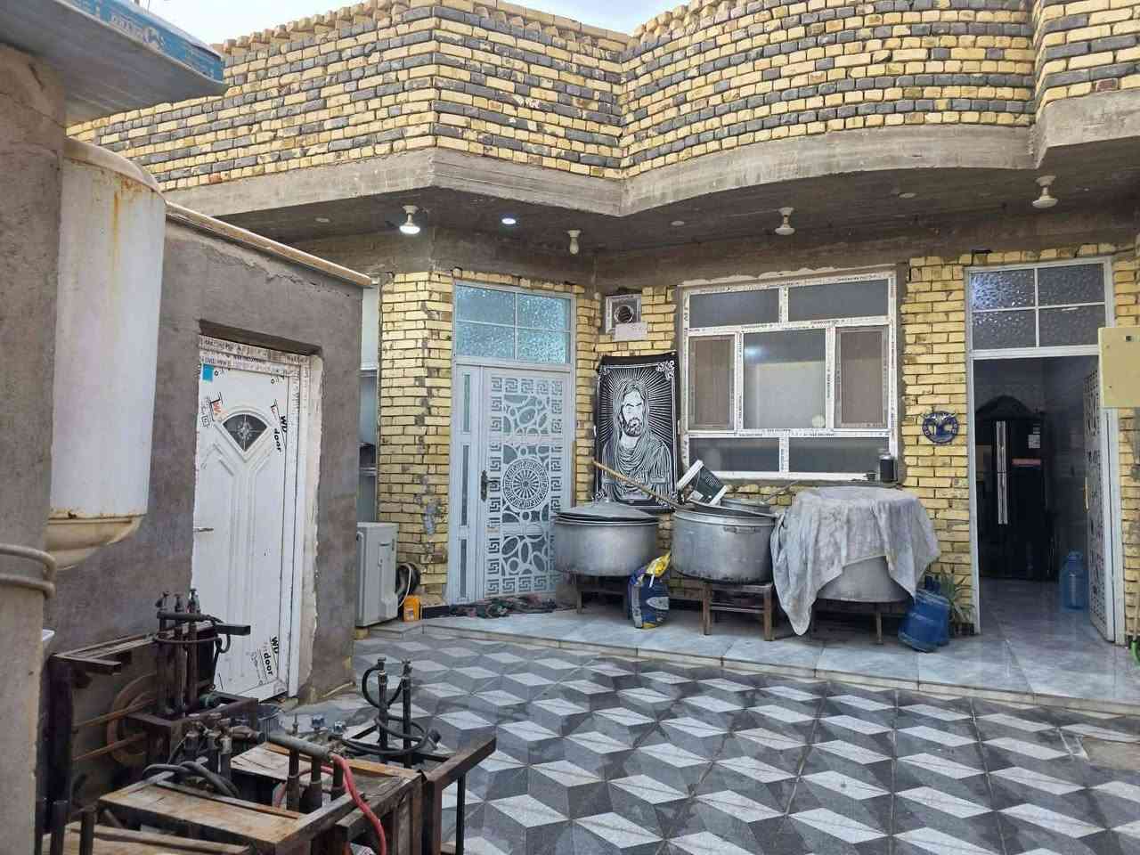 بيت للبيع حي حكيم شارع عميد جادر قرب سكله ابو حسن بناء حديث سنه 2024,كله طابوك كهرباء بوري نضام سبالت تقطير مساحه 220متر غرفتين نوم وصاله ومطبخ واستقبال  مرقم من بلديه مع محل بداخل بيت   الإتصال على الرقم ***********سعر خاص
