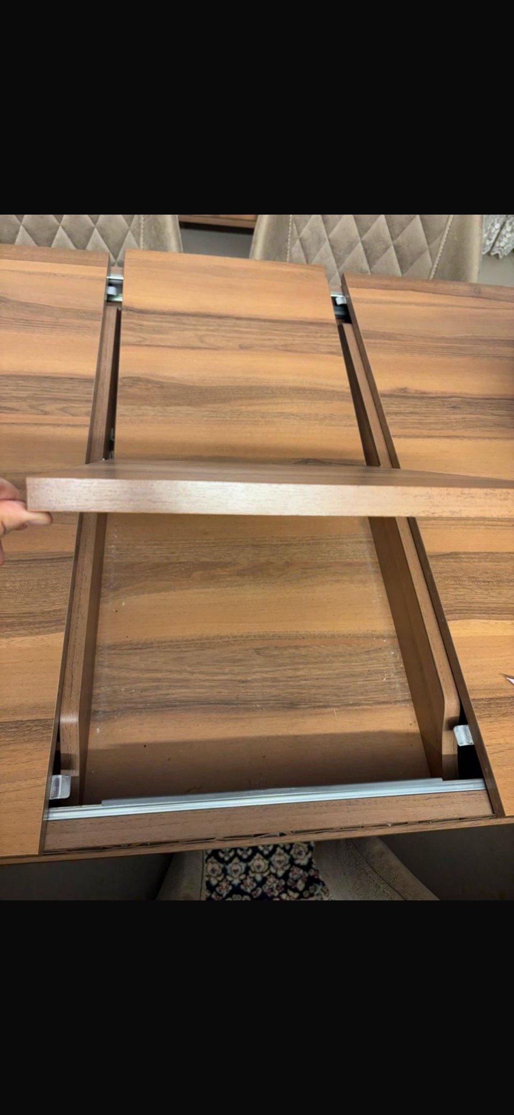 
عدي غرفة طعام جميلة مكونة من طاولة خشبية كلاسيكية تتسع لعدة أشخاص وتقدر تتوسع حسب الحاجة. وياها ستة كراسي مريحة بتصميم حديث وبألوان متناسقة. الواجهة متمية بتصميم هندسي وزخارف جميلة، وبيها أدراج لحفظ الأغراض. القطعة رائعة للإضافة العصرية لأي بيت وتناسب جميع الأماكن.