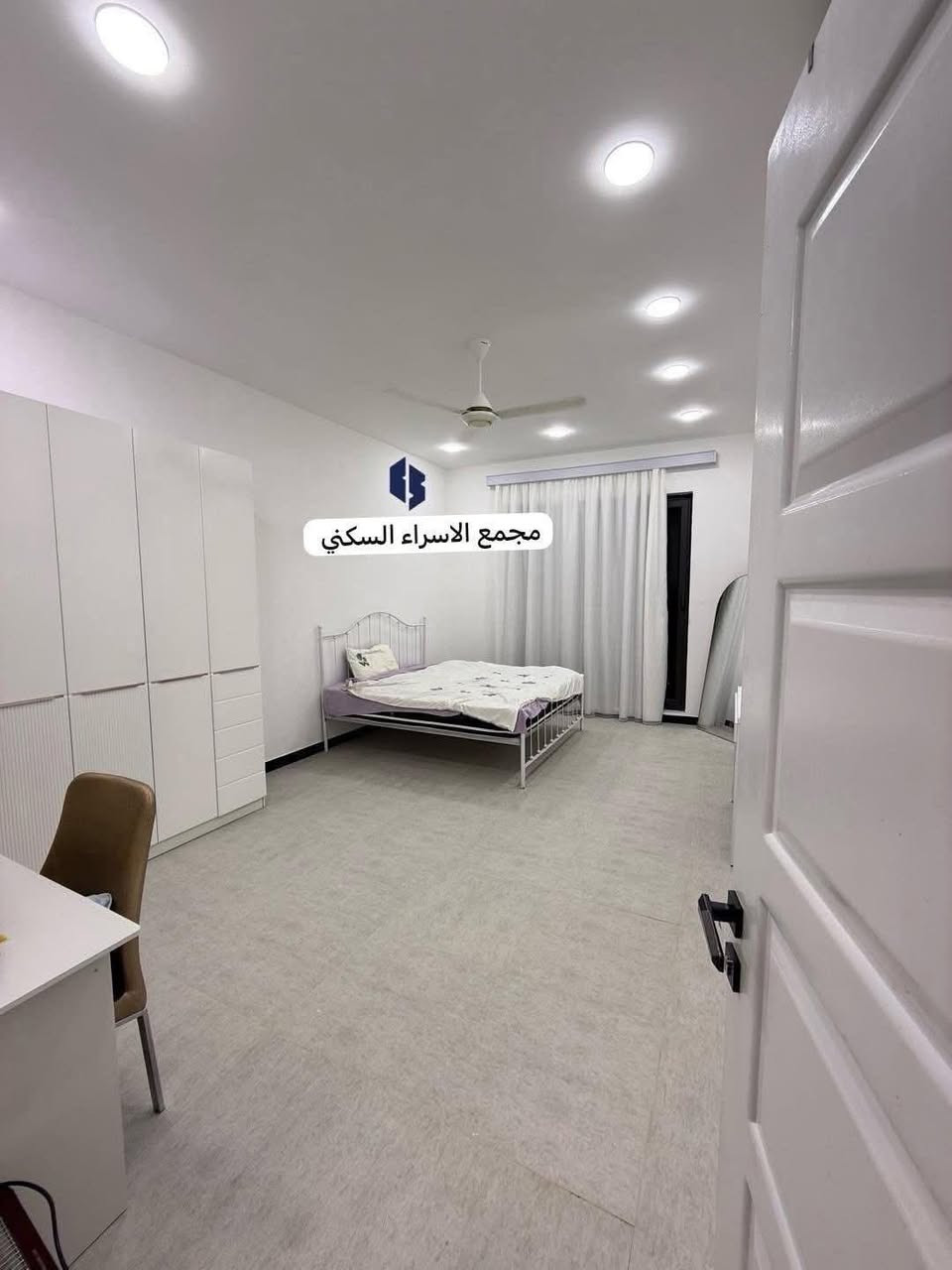 بيت للبيع في مجمع الاسراء السكني مشمول ب المبادره مع عقد مصادق من هيئة استثمار الديوانيه 

📍 المساحة: 200م  طابقين – موقع مميز جداً

🏡 تتكون من:

3 غرف 🛏️  | صاله| استقبال | مطبخ حار وبارد 🍽️

3 حمامات 🚽 | مخزن | منور | كراج 🚗 | حديقة 🌿

🔒 خدمات متكاملة:

✅ كاميرات مراقبة

✅ نظام سكيورتي عالي

✅ كيبل ضوئي – إنترنت

✅ مدارس حكومية – روضة – حضانة

  ✅مركز صحي حكومي
 
✅ قاعة مناسبات واعراس 

✅ اكبر مول تجاري في الديوانية
💳 نظام الدفع:

ع المبادرة بأقساط
📆 مدة الاستلام: من سنة إلى سنة ونصف

للأستفسار التواصل مع الرقم
***********

📌 *فرصتك* تملك فيلا راقية بسعر مميز ونظام سداد مريح
