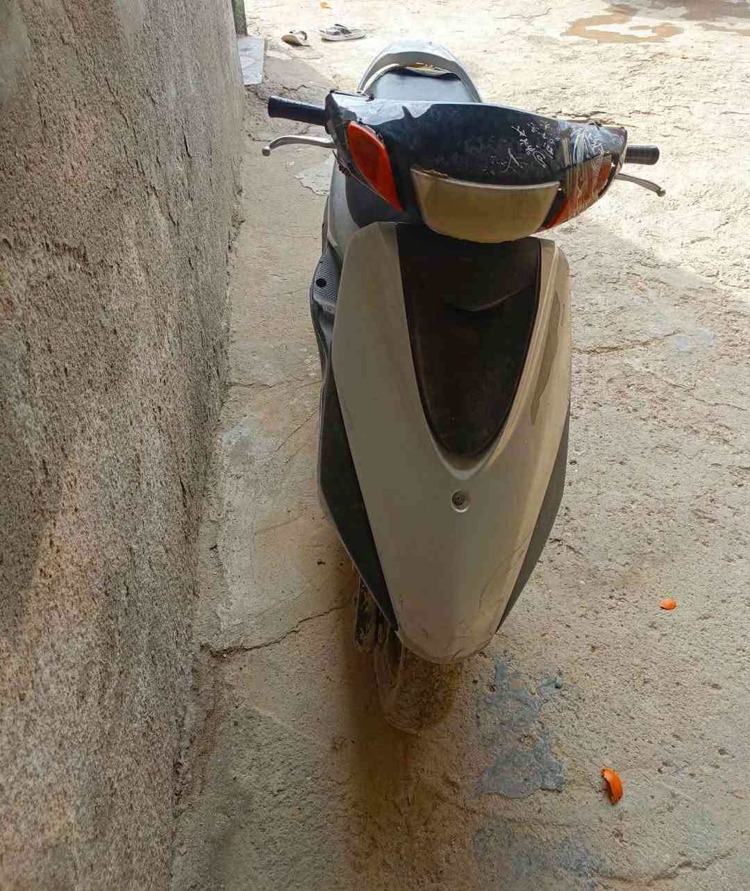 دراجه بريس كايمه وبيها نواقص بس تشتغل وجاي اطلع بيها يوميه سعرها 200 وبيها مجال للشراي مكاني رفاعي للتواصل ***********
