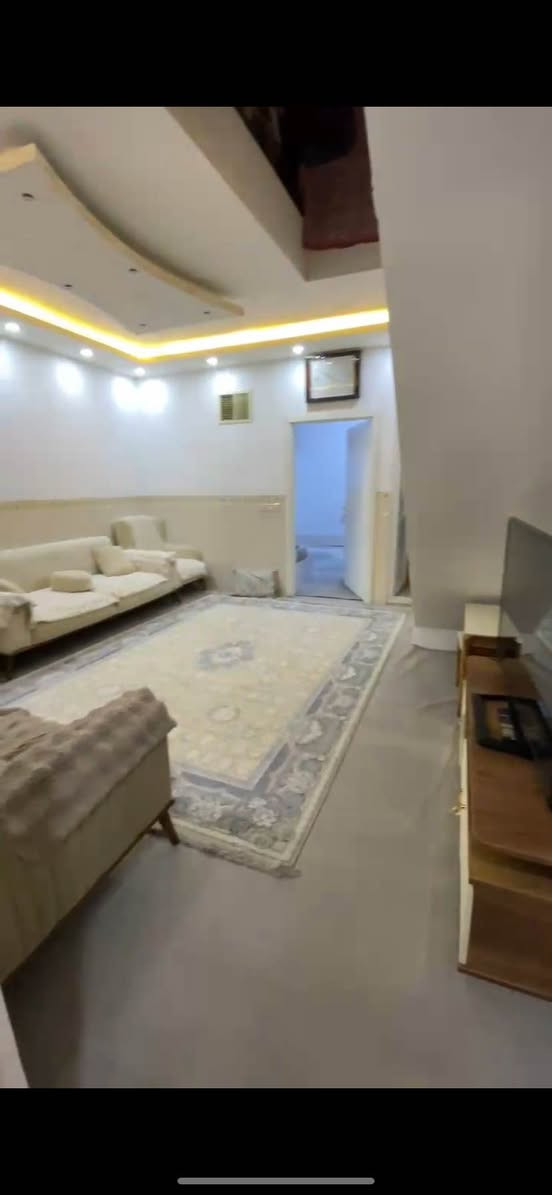 ‎🏛 خانویەک بۆ فرۆشتن لە شوێنێکی زۆر باش
***********
‎📍 شوێن: بەهاری نوێ بەرامبەری بازاری سپی 
‎🟩   موقعەکەی زۆر باشە و خانووەکە نوێیە✔️
‎🏛 زانیاری گشتی:
‎▪️  قەبارە: ١٠٠ مەتر
‎▪️  دوو نھۆم / دوو طبەق 🏛
▪️ هیچ کێشەیەکی نییە
‎🏛 پێکهاتە:
‎▪️  + بەیتونە هۆڵ + ژوورەکان (٢نوستن+ میوان) ✔️ 
‎ ▪️ مطبخ (عەمەل + سارد) نوێ + ٢ حمام+ ٢ تەوالێت 
‎ 📞 بۆ زانیاری زیاتر پەیوەندی بکەن بە ژمارەوە:
0750 786 4228
⸻
‎ العربية
***********
🏛 منزل للبيع في موقع ممتاز جداً
📍 الموقع: منطقة بهاري نوي، مقابل بازار سبي
🟩 الموقع ممتاز جداً والبيت مُجدّد وجاهز ✔️
🏛 المعلومات العامة:
▪️ المساحة: 100 متر
▪️ البيت بطابقين 🏛
▪️ لا توجد أيّ مشكلة في البيت إطلاقاً
🏛 المكوّنات:
▪️ صالة + غرف (غرفتان نوم + غرفة ضيوف) + بیتونة ✔️
▪️ مطبخ (حار + بارد) جديد
▪️ 2 حمّام + 2 تواليت
📞 للمزيد من المعلومات الرجاء الاتصال على الرقم:
0750 786 4228 أربيل, العراق
