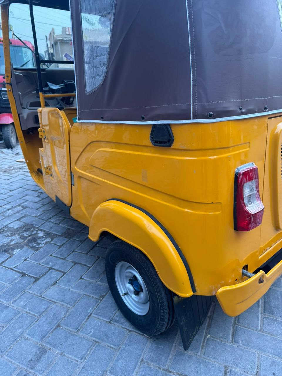 السلام عليكم تكتك ٢٢ شهر ١٠ كفاله سعرها ٨ و ٦٠٠ بيها مجال شي قليل ***********
