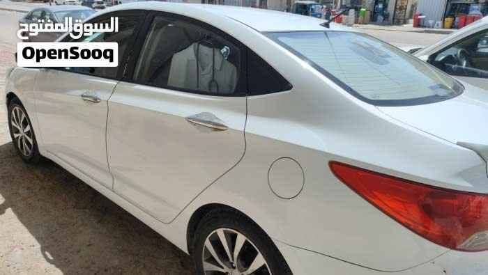 للبيع هيونداي اكسنت 2015 خليجي كفالة مرغوب
 بصرة
 الموديل: 2015
 اللون: أبيض
 المحرك: 1600cc جديد مرغوب
 القير: مكفول مرغوب
 التبريد: شغال ثلج ومكفول

 السيارة نظيفة جداً ومعتنى بيها عناية خاصة واستخدام شخصي (بيت-دوام)

المواصفات:
فتحة سقف بانوراما
شاشة اندرويد لمس
كاميرا خلفية
تضليل بردات
منظومة لايتات زنون  قوية
داخلية جلد درجة أولى
تخم تايرات جديد 4 عدد إصدار 2026
سبير تاير جديد
دهن وكالة أصلي + ماي راديتر أصلي
 السنوية باسمي + رقم جديد انكليزي (بصرة)
 التحويل شرط ثاني يوم 
السيارة خير من الله ما ناقصها اي شي 

 السعر 105
 للتواصل:  *********** البصرة, العراق

