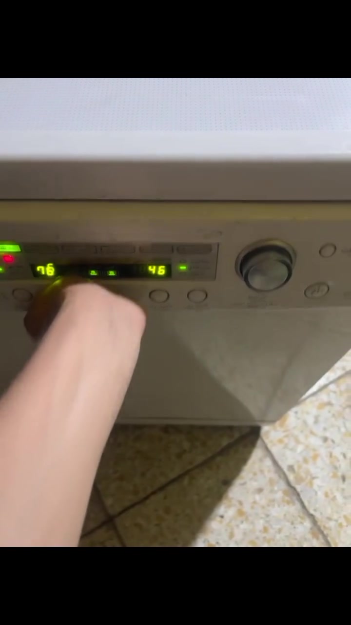 السلام عليكم
غسالة صحون ال جي فول نظافه على الفحص تخبل و الله كل غراضها بيها رايديها ب 300 الف و بيها مجال مكاني الشعب 
***********
