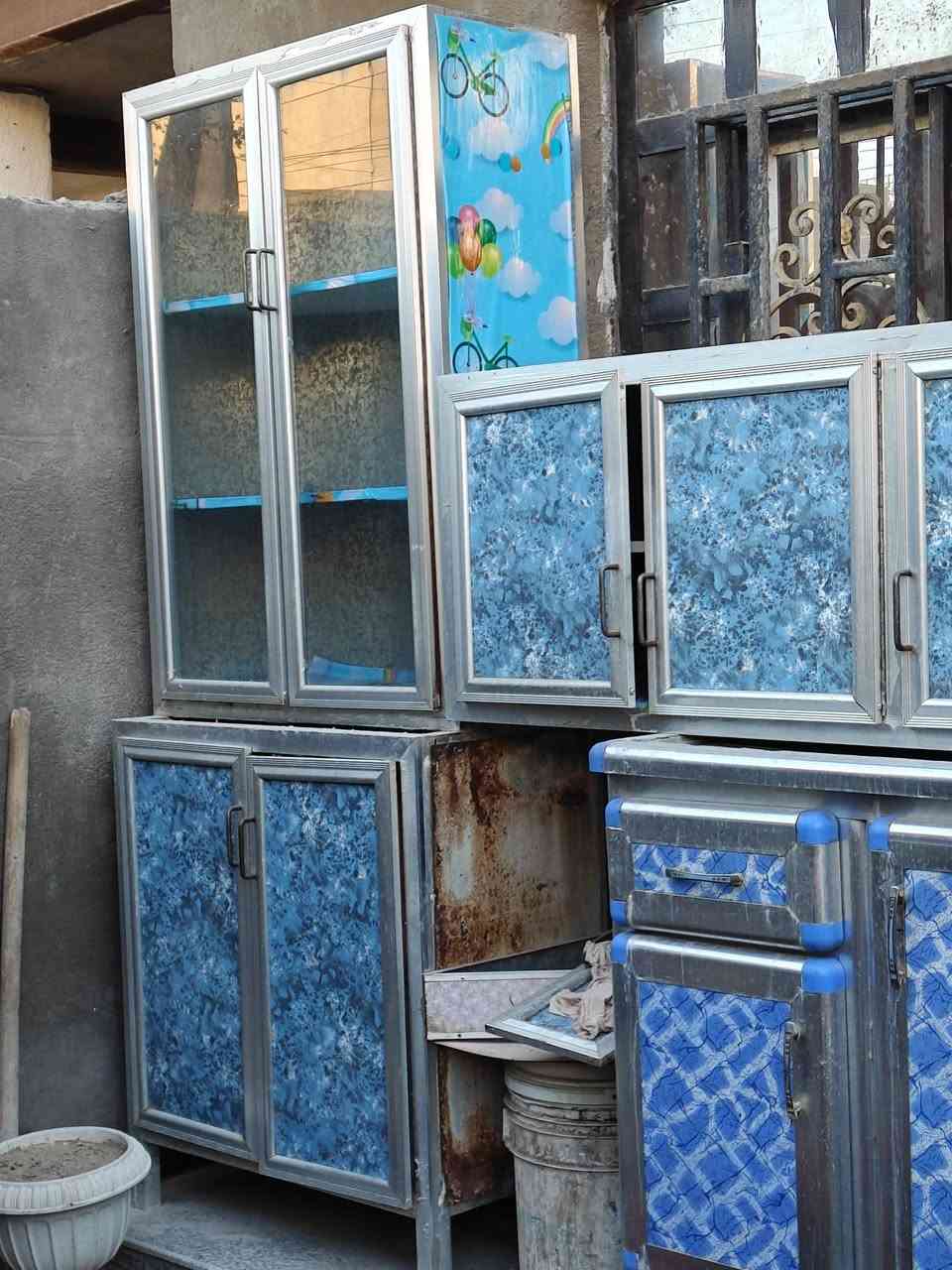 غراض مطبخ للبيع
1- ( كاونتر المنيوم + سنك ) فقط جرارات الكاونتر خربانه الباقي شغال و نظيف ( 200 الف مع السنك )
2- (طباخ) مثل ما واضح بالصورة تحتاج تنظيف فقط + رجليها مكسورة ( شغالة طبيعي - 100 الف )
3-( شافطة ) شغالة و نظيفة (80 الف ) 
4- (باب بدون جرجوبة) قياس 190 ب 80 ( 30 الف ) 

مكان بصرة حي الاصدقاء خلف مدارس الفضل الاهلية 
واتسابي - ***********
