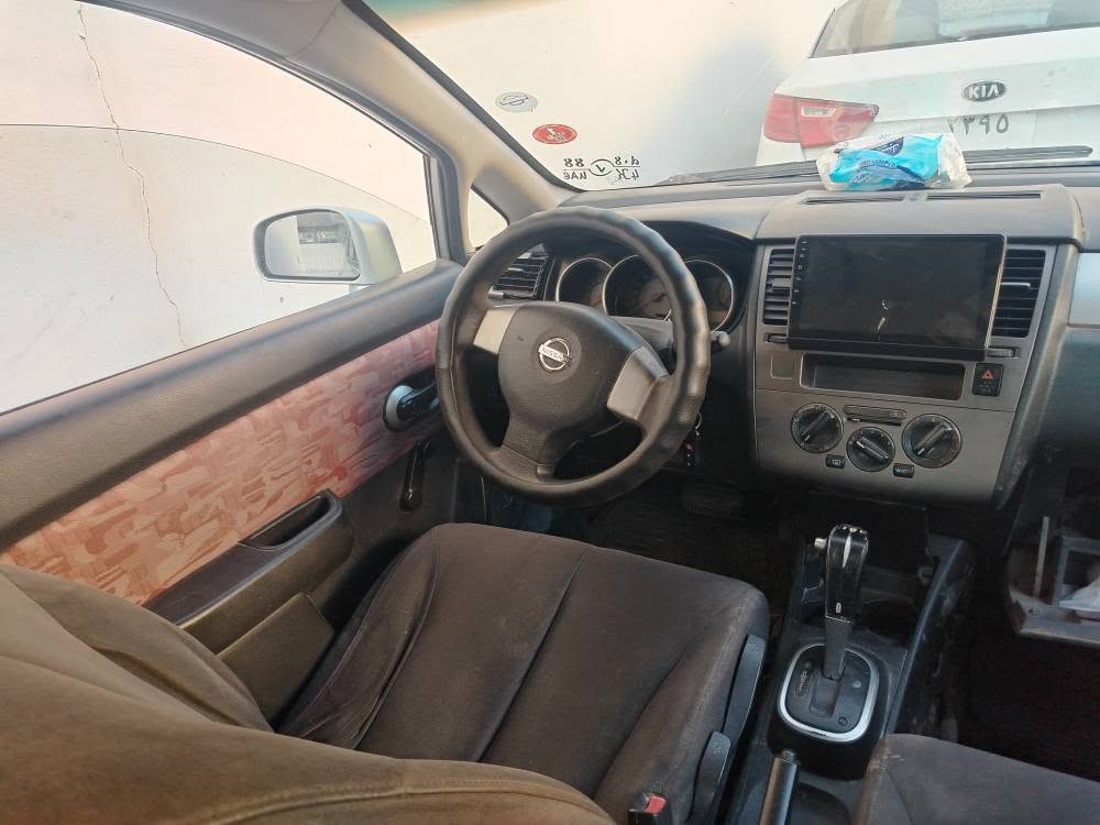 بەناوی خودای بەخشندەی میهرەبان
نیسان ڤێرسا بۆ فرۆشتن 
بڕاوەی دوبەی 
مۆدیل 2006
گێڕ ئۆتۆماتیک 
خایس و ڕزیوی قەترە پێوە نیە
پێش و پشتی کەپسە و هیچ لێدرانی نیە
  برێک و ئەی بی ئێسی بەشەرت 
شاشە ئایپاد
سەیارەکە تابڵێی توندو تۆڵە
گێڕو مەکینەی بەشەرتە
هەیکەلی زۆر جوانەو لوسە 
چوار تایەو ویلی خاوێنی لەژێرە
کۆدی بۆ نەکراوە 
سعری 38  و معامەلەیەکی کەم
 شوێن ڕانیە ..
ژ.م. *********** 
کۆڕەک واتس ئەپی لەسەر 
مەسجیش کراوەیە.. رانية, السليمانية
