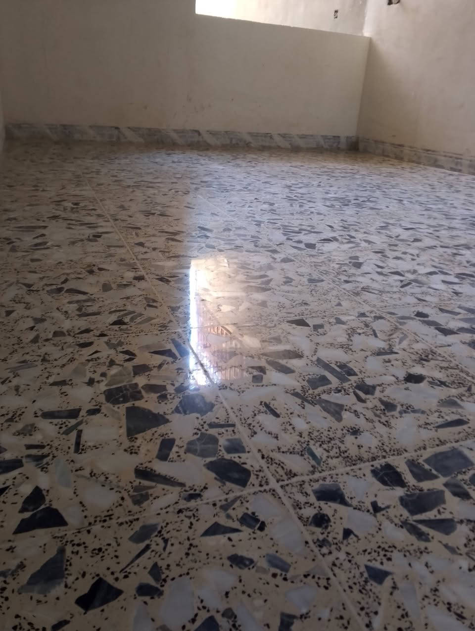 جلي و تنظيف و تلميع كافة أنواع الأرضيات كاشي مرمر مكان العمل موصل و أطرافه ( *********** ) ( *********** )
