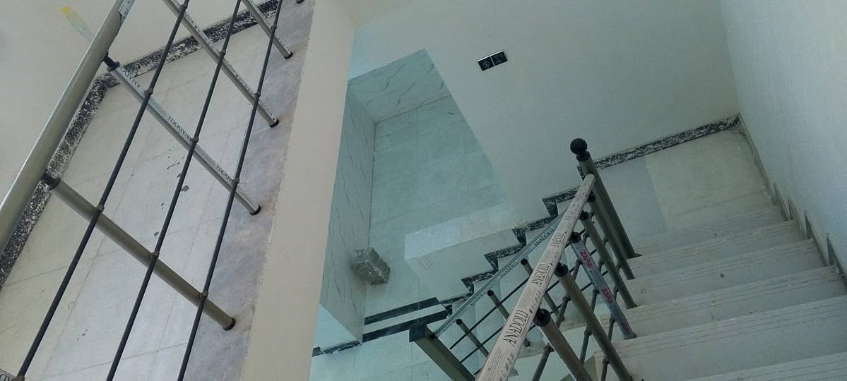 دار للبيع مساحته 150 متر 
 نظيف بناء حديث غير مسكون يحتوي على غرفتين نوم وهول ومطبخ واستقبال وصحيات داخلية وخارجية وگراچ 
⬅️ بناء حديث 
⬅️ غير مسكون 
⬅️مبني من الطابوق 
⬅️السقف صب كونكريت 
⬅️الأرضية والجدران سيراميك 
⬅️بناء درجة اولى وترتيبات
السعر//67 مليون وقابل للتفاوض 
♦️عنوان العقار♦️
كوت حي الحكيم الاولى 
شارع علاء غريب 
قريب على الكورنيش

         ***********************
للاستفسار الاتصال 
‏‪***********‬‏
