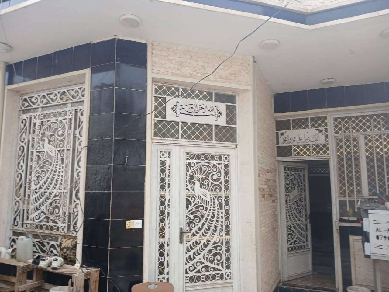 دار للبيع مساحة ١٥٠ م طابو صرف بناء حديث طابق واحد يحتوي على غرفة نوم وصالة ومطبخ حار وبارد وصالة داخلية وصحيات داخلية وخارجية الموقع الحديد حي الاملاك خلف فرن الصمون للاستفسار الاتصال على الرقم ***********
