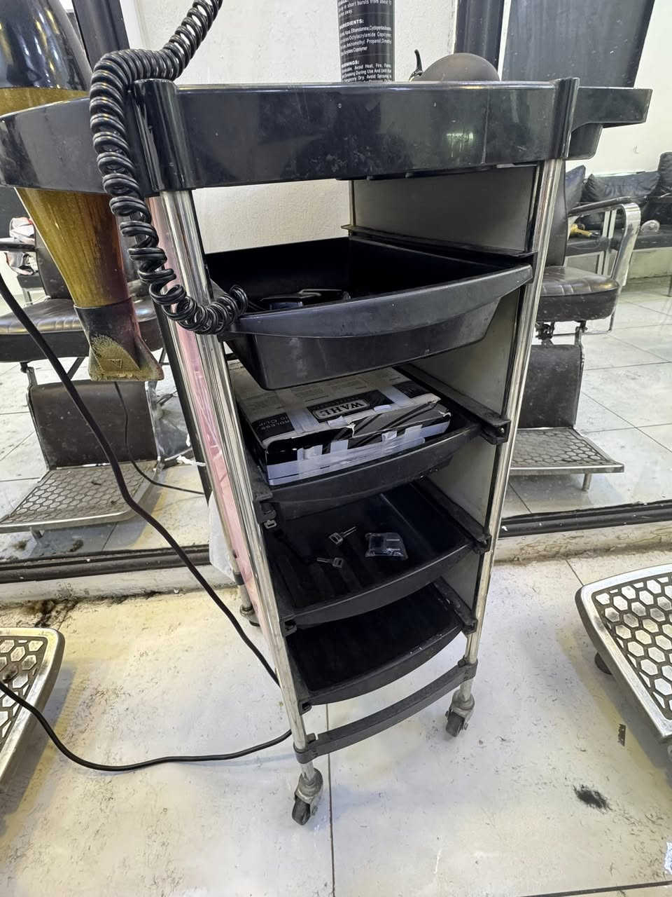 السلام عليكم
للبيع:
كرسي حلاقة + عربانة حلاقة (عدد 2)
فنفة جلد (عدد 2)
قنفة وحدة
العنوان: بغداد – الكرادة
للاستفسار الاتصال على رقم أخويه: ***********
