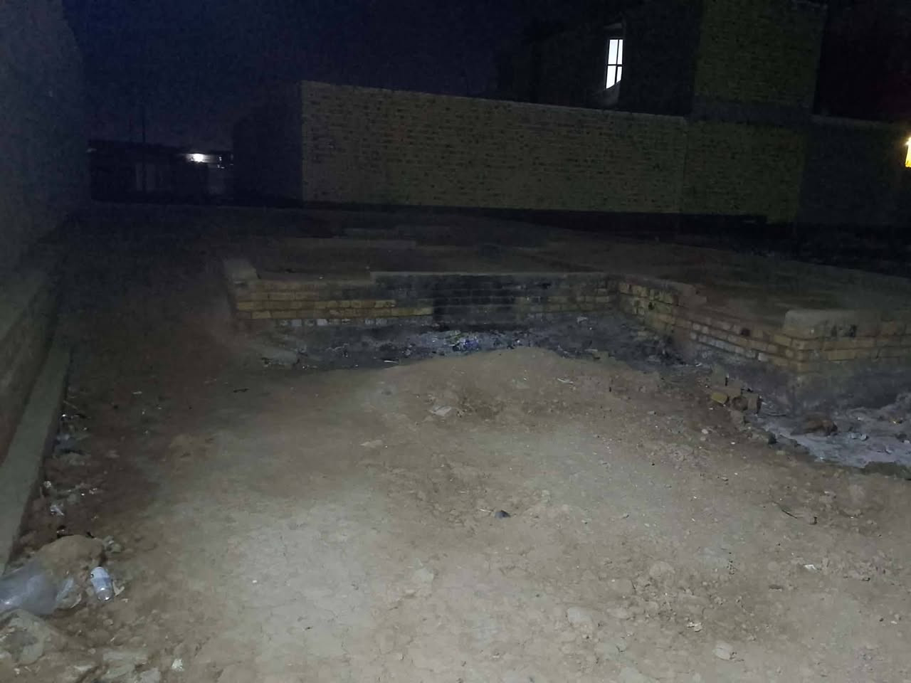 قطع البيع سند (25).  (200) متر
خدمات كامله.    (مي)    (مجاري)    كهرباء

قرب مدرسة البشير خط مولده.    تقيه (3) 

واتساب ***********.    سعر (38) وبيه مجال قليل

***********.  (10) في (20)
