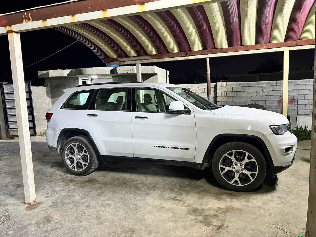 جيب شيروكي لمتد بلاس موديل 19للبيعً
فول مواصفات بصمة 6 سلندر فورويل 

كفاله عامه عده البارد

(ثلاث مكانات بارد )    

المحرك : V6.  3.6L . 

العداد :  84 km  

المواصفات : 4x4

* قيادة ذاتية عند المنعطفات. 

* رادار امامي مع مانع تصادم . 

* تحذير الخروج عن المسار . 

* مستشعر نوم السائق مع نظام التوقف الآلي 

* تحذير النقطة عمياء

* شاحن موبايل وايرلس 

* ⁠تبترونيك كير بالستيرن

* ويل كب بلاك توب قياس  19 انج ..  

* كاميرة . 

* المصابيح الأمامية زنون 

* دخول ذكي. . 

* تشغيل عن بعد .

* الصندوق الخلفيي كهربائي

* حساسات خلفية  .

* مكيف خلفي مع وحدة تحكم منفصلة . 

* تدفئة كشنات + ستيرن +تبريد

بانوراما. 

* مانع تصادم خلفي 

* محدد سرعة . 

* نظام التشغيل والاطفاء الاوتوماتيكي .

* نظام بريك اوتماتيكي

*المكان بغداد 

السعر245$

***********
