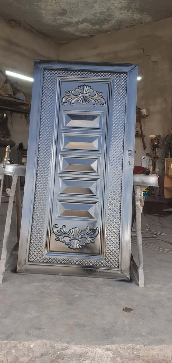 بۆ دروست کردنی هەموو جۆرە دەرگاو پەنجەرەیەک و کاری ئاسنگەری بە نرخێکی گونجاو***********
