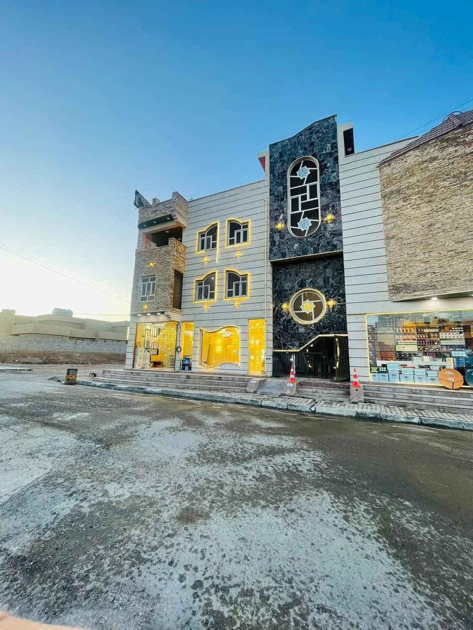 إعلان..📢🆕

عماره سكنيه للعوائل فقط 

شقق  للأيجار في الخالدية 

بناء حديث درجة أولى💯

كل شقه تحتوي على غرفتين وصاله واستقبال ومطبخ وملحقات 

مساحه -145 متر للشقه الواحده 🔛

بأسعار مناسبه 💰💲

الخالديه - حي القدس  📍

للأستفسار 

***********📱
