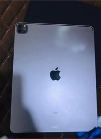 ‏iPad معالج ٤ نضيف ملحقات كاملة + سماعة اصلية محيطية زاد توصيلة اصلية ...