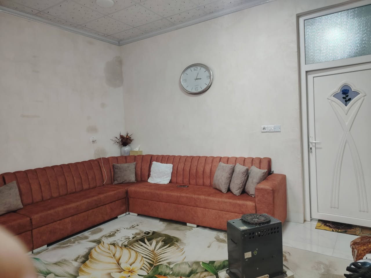 بيت للبيع منطقه ١٦ اب مساحه 100 متر وجهه 5 قريب عل شارع عام غرفه نوم صالون مطباخ وحمامات طابق ونص غرفه نوم البيت دكت مركزي سقف ثانوي ويا غراض بيت للبيع سعر 50 وبي مجال


**إذا كنت صاحب هذا الإعلان وتريد حذفه لأي سبب، رجاءا أرسل رسالة إلى الدعم الفني**