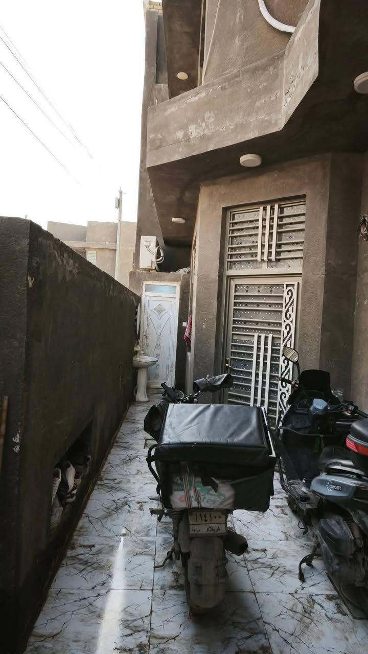 السلام عليكم بيت للبيع كربلاء حي الرساله شارع الكيات الفاصل بين الاطارات والرسالة ثاني بيت عن شارع العام قرب أسأله الماء مدارس حديقه انترنيت ضوئي خط كيات ولاية قريب عل الولاية شارع تبليط  كلشي متوفر يم البيت كلهن قريبات على بيت مساحة 125 متر مربع واجه 11 طابقين بناء حديث درجه اولى 2024 يحتوي على اربع غرف نوم كلهن كبار 3 صحيات استقبال صاله2 مطبخ البيت مطلوب قرض اسكان 58 تسديد شهري 320 الف السعر نقد 175 وبي مجال وانته تسدد الاسكان الباقي 58ملاحظه يرهم البيت مراوس رقمي ***********
