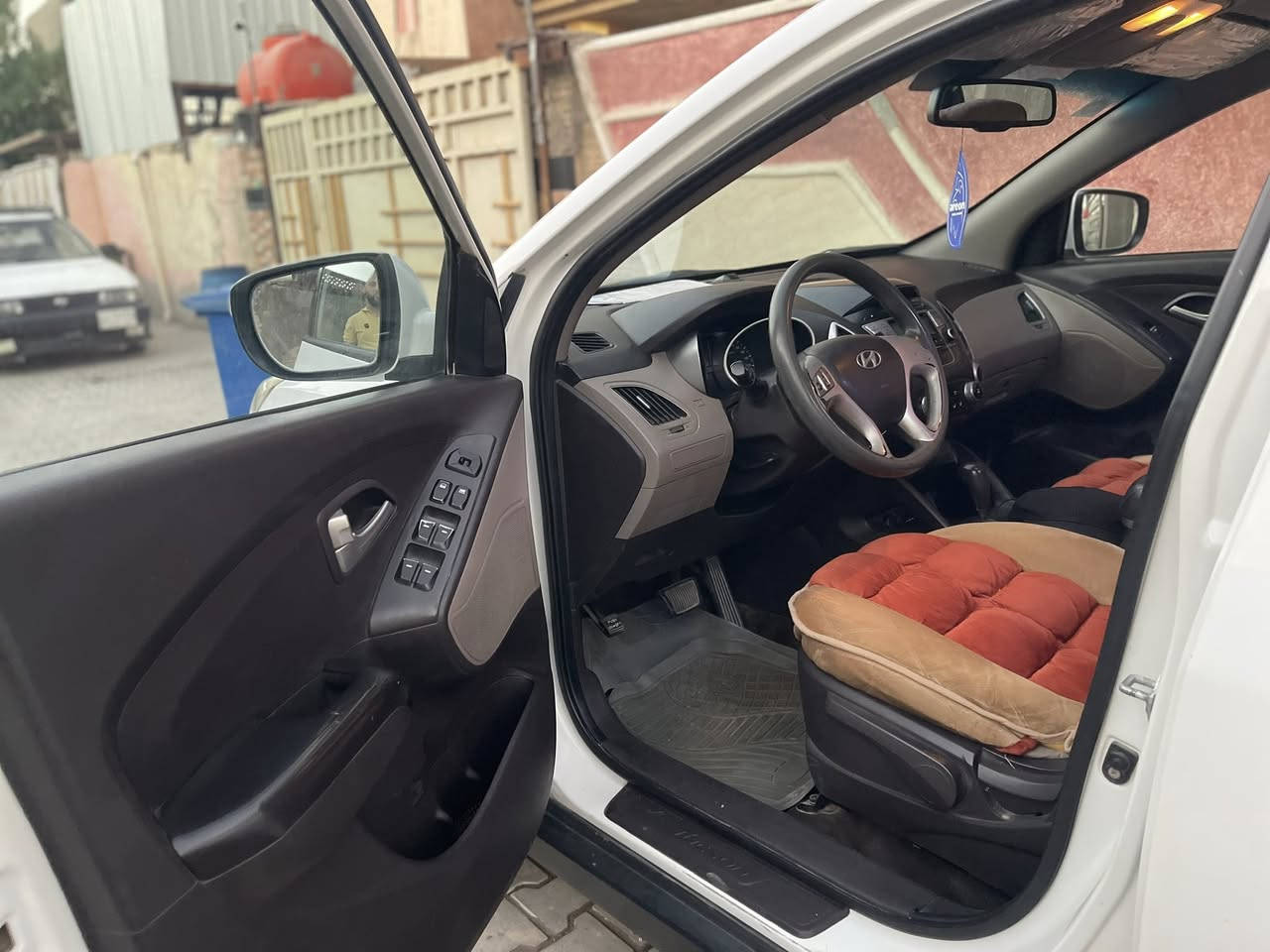 السلام عليكم
شبابنا الغالين بعد اذن مدير الموقع 

للبيع او المراوس - السعر 135 

توسان خليجي موديل 2013 رقم بغداد انكليزي باسمي 

محرك - كير - تبريد -       مكفولات من الفتح 

كشر السيارة نظيف جدا 

يحتوي فقط على رشة بسيطة بالجاملغ الامامي جهة السياق وجزء من الباب اكول قطعتين ومطابق 100‎%‎ و بيه كلير بالباب خلف السائق توحيد لون بدون اي ضرر يذكر لا معجون ولا فتح ولا تعديل لكل القطع 

السيارة مناقصه اي شي ثاني يوم احول 

مكاني بغداد 

للاتصال اكثر ***********
