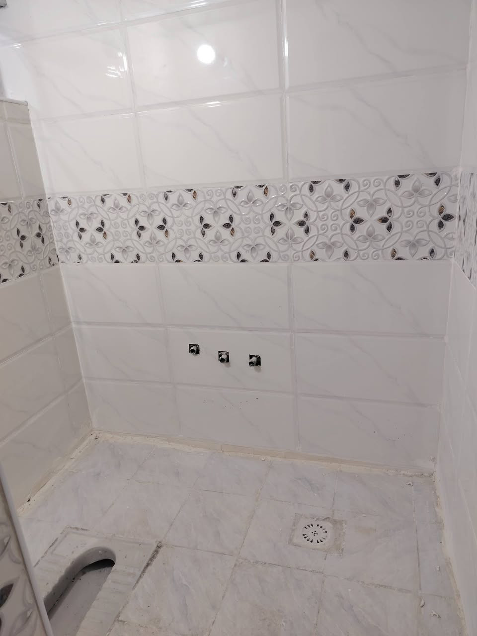 سلام عليكم بيت للبيع مكانه كوفه شارع الحوزه المساحه 100 متر اساس صب كونكريت البناء طابوق السقف اعكاده يحتوي على غرفه وصاله ومطبخ وتخاريج بناء جديد السعر 22 وبي مجال للاستفسار ***********
