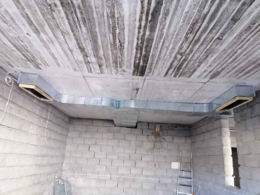دكتات تبريد مركزي  مجاري هوائيه
شغل شرط هندسي وتوزيع الهواء بالتساوي وسليكون لمنع التسريب وتثبيت سيبورتات

#مهندسين #مقاولين #بناء #دكتات

*********** 

***********
