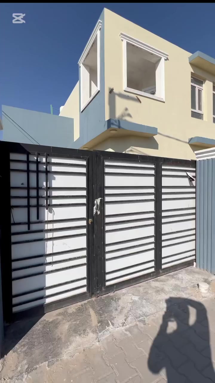 السلام عليكم بيت للبيع 200م مجمع الزهراء السكني شارع 40م مقابيل حديقة بسعر مغري جداً بدون كفيل بدون فوائد 
طابقين 3 غرف نوم 3 مجاميع صحية  واصل الى الشركة 43 مليون  للاستفسار *********** ابو فاطمة الحسني
