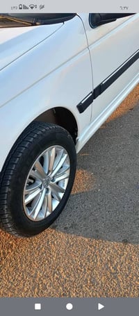 شلون الشباب شباب سيارتي هاي البيجو الصفره بيها ويل وتاير جدد تخم تاير ...