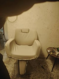 كرسي حلاقه للبيع مكانه بغداد حي القاهره سعر مناسب 07735083463