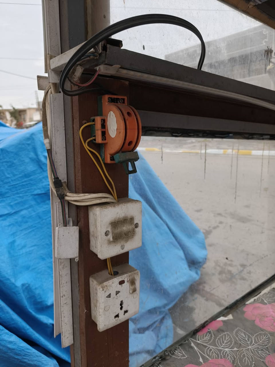 السلام عليكم. 
للبيع عربانه حلوه وجاهزه وكهربائيات كامله شمعات ونشرات ومصابيح . 
ترهم فلافل وعصير ولبلبي كلشي ترهم 
السعر ب ٣٠٠ وبيها مجال 
مكاني بالجريخي 
***********
