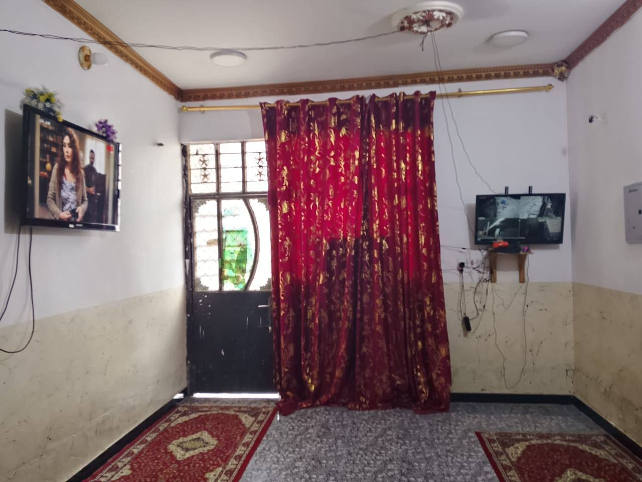 السلام عليكم للبيع بيت حي سكينه صاد عل حي عرار موقع مميز عل تبليط مساحه ٢٥٠ متر بناء حديث السعر مناسب اللاستفسار اتصال *********** ***********
