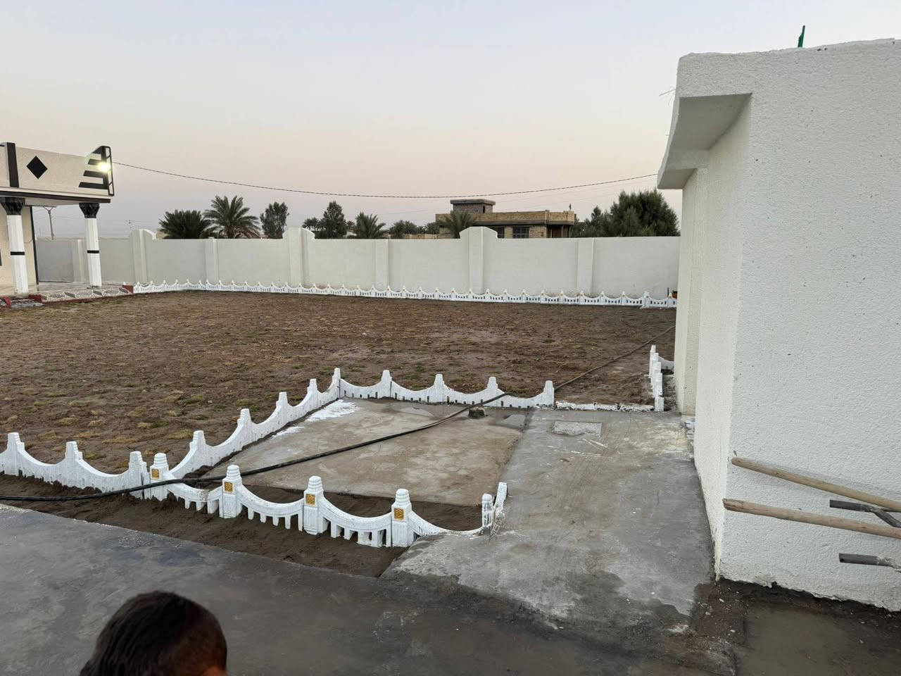 سلام عليكم من رخصت مدير الكروب دونم مع بيت البيع جاهز من كلشي مضيف ٦ متار غرف نوم ٢ هول مطبج جارجي صحيات البيت وصحيات الخطار خارجيات وشو المقطع البيت جاهز من كلشي مكان حلو قرب معمل الغاز قرب ابو حسين ابو سراميك الخفاجي قرب جبله قرب شارع العام البيت فارغ جاهز اخوكم سيد خالد /*********** /*********** كل الخدمات موجوده من كلشي مراوس بسياره الاندكروز بكاع طابو
