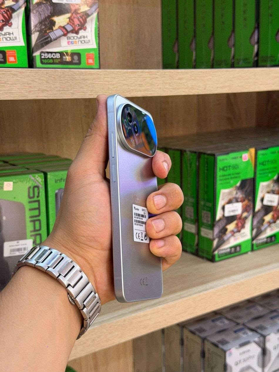 يأتي Condor 80 PRO بشاشة كبيرة عالية الوضوح تمنحك تجربة مشاهدة مريحة وألوان واضحة، مع تصميم أنيق وخفيف يسهل حمله واستخدامه طوال اليوم.
⚡ مزود بذاكرة 6GB RAM لتوفير أداء مستقر وسلس أثناء تشغيل التطبيقات والتنقل بينها، بالإضافة إلى مساحة تخزين 128GB لحفظ الصور، الفيديوهات والملفات مع إمكانية التوسعة عبر بطاقة الذاكرة.
📸 كاميرا خلفية مدعومة بالذكاء الاصطناعي لالتقاط صور جيدة بتفاصيل واضحة، مع كاميرا أمامية مناسبة للسيلفي ومكالمات الفيديو.
🔋 بطارية قوية 5000mAh تدوم طوال اليوم مع استخدام عادي، مع دعم الشحن العملي لتجربة استخدام مريحة بدون انقطاع.
📌 أهم المميزات:
شاشة كبيرة عالية الوضوح
RAM 6GB
مساحة تخزين 128GB
أداء سلس للاستخدام اليومي
كاميرا AI
بطارية تدوم طويلًا
دعم شريحتي اتصال
تصميم عصري وأنيق


**إذا كنت صاحب هذا الإعلان وتريد حذفه لأي سبب، رجاءا أرسل رسالة إلى الدعم الفني**