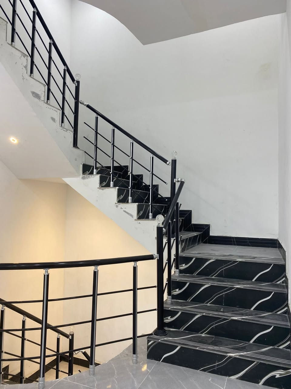 🟣 دار للبيع 🟣

1️⃣ المساحه/ 200 متر 
2️⃣ العنوان / بصره/ شط العرب/ الجزيره / خطوة الخضر + قرب سنتر الريان
3️⃣ السعر / 175 مليون قابل للتفاوض
4️⃣ تفاصيل/  طابقين / غرفه + صاله+ مجمع صحي+ مطبخ + حديقه / كراج / حمام خارجي /
الشارع 8  متر 
الطابق الثاني/ ٣ غرف + صاله + مجمع صحي
5️⃣  نوع العقار / ملك صرف زراعي سند 25 
6️⃣ للاستفسار
📞 *********** ابو محمد الحلفي
📞 *********** ابو احمد المياحي
     🏚️ مكتب عقارات الاكرم 🏠

الكل
