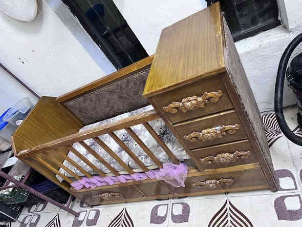 للبيع تخت أطفال  
سعر ١٥٠ ألف  
رقم هاتف ***********
