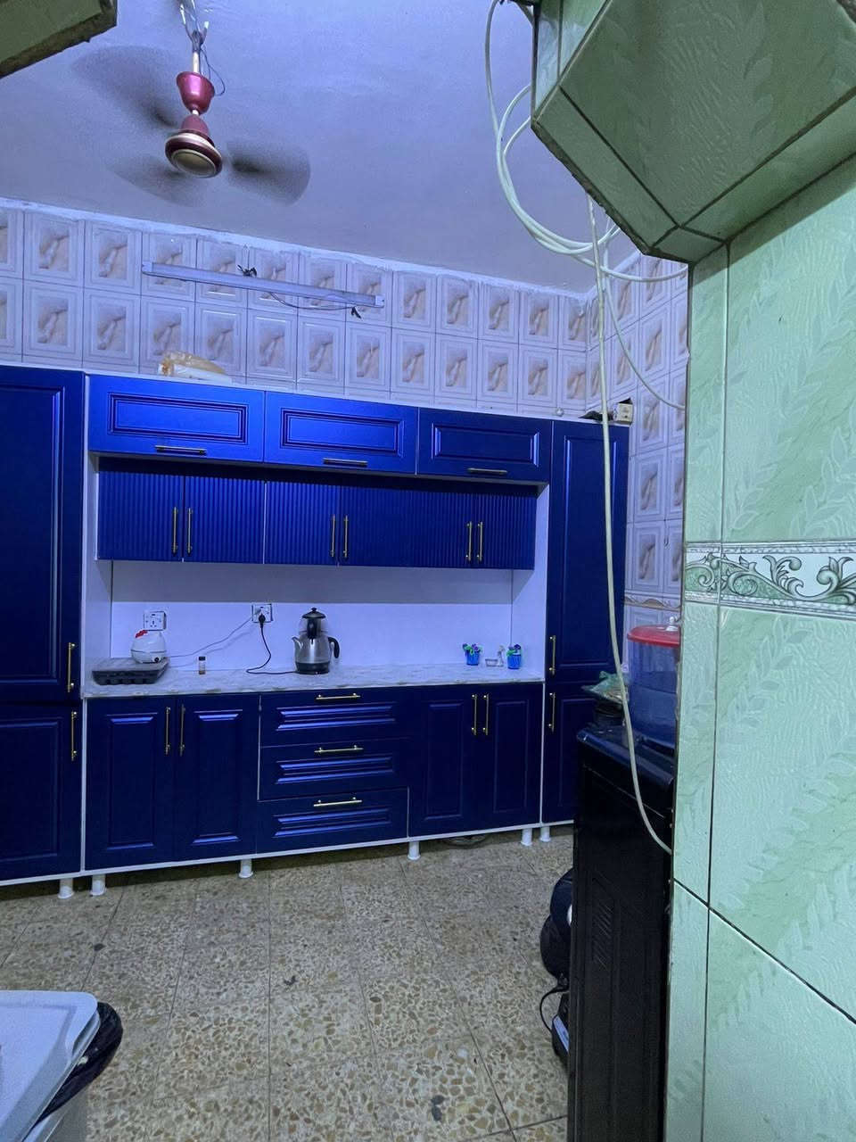 السلام عليكم 
الموقع: بابل شارع المهندسين شارع أم البنين  أول فرع على اليمنه من جهة المهندسين 

مساحة البيت 300 
يحتوي الطابق الأرضي على طارمة + مطبخ حار وبارد 
غرفتين + صالة كبيرة + صالة صغيرة 
ومطبخ حار وبارد ومجمع صحيات 
الطابق الأول يحتوي 3 غرف وصحيات + وغرفة صغيرة مخزن ..وسطح 
ودرج سطح عالي 

للاستفسار على الرقم 
***********
