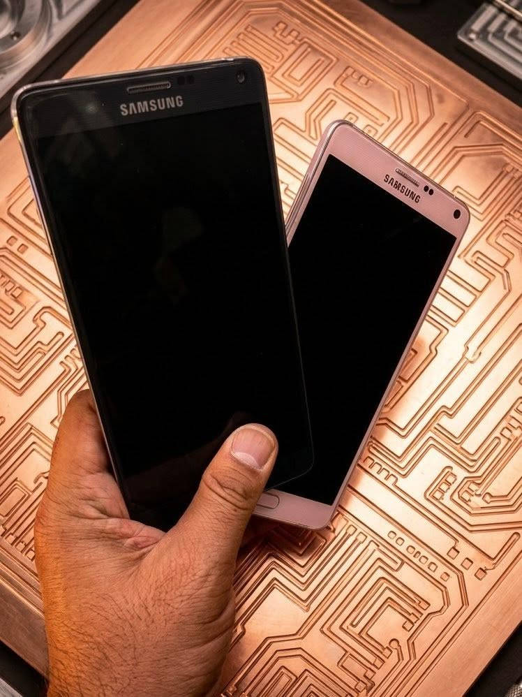 سامسۆنج گالاكسی نۆت 4 (Samsung Galaxy Note 4 SM-N910S)
 الوردي: الجهاز كُلش نظيف ومضبوط، بس ما بيه باتري. الشاشة والبورد (الخريطة) شغالين تمام.
 الأسود: هماتين ما بيه باتري، والبورد مالته بيه مشكلة، بس الشاشة شغالة تمام.
السعر قفل للاثنين: 75 ألف دينار عراقي نهائي.


**إذا كنت صاحب هذا الإعلان وتريد حذفه لأي سبب، رجاءا أرسل رسالة إلى الدعم الفني**