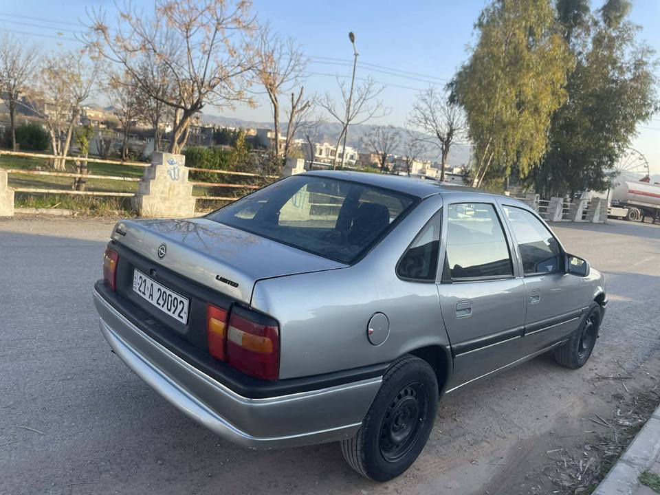 ڤیکترا مۆدێل 1995 مەکینە 20 سەنەوی تا 2027 نوێیە کۆبۆن بەنزینی هەیە بێ دەعمو لێدراو سایارەکە تا بڵێی جوانو بێ مەسرەفە هی ماڵی  خۆمە بەشەرتی گێڕو مەکینەو بەناو کردن  
*********** أربيل, العراق
