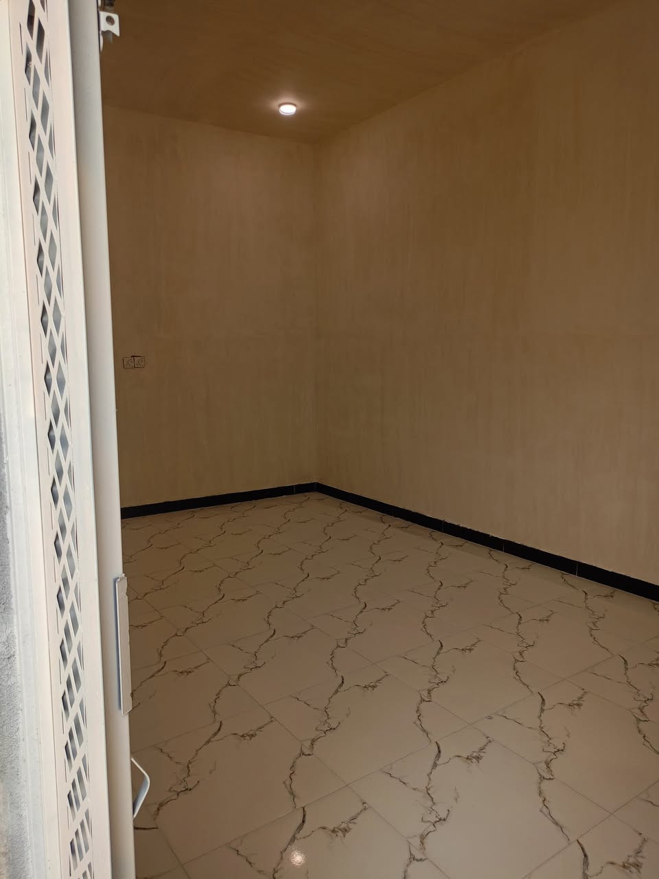 دار زراعي للبيع مساحة 120متر غرفتين وديوانية وصحيات ومطبخ وصالة ومنور وحمام داخلي  ناحية سديناوية قرب الدلة سعر وتفاصيل اتصل ***********
