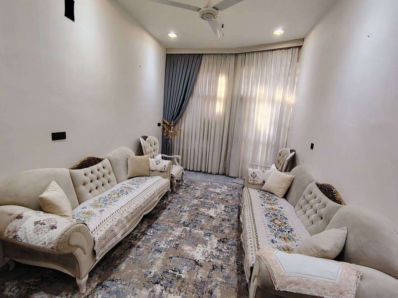 بيت للبيع
العنوان بستان بيت بنيه
بلوك ٢٠ وجهه فرع ٢١
مساحه ١٠٠ متر واجهه ٥ ونزال٢٠
طابقين
 الطابق الارضي يحتوي
 ستقبال + غرفه نوم + مطبخ صاله مشترك + مطبخ حار صحيات  خارجيه + حمام صحيات مشترك داخلي
الطابق الثاني يحتوي
غرفه نوم كبيره مع بالكون
غرفه نوم ثانيه
حمام صحيات مشترك 
صاله كبيره
الطابق الثالث
بيتونه وسطح كامل
البيت مئسس نظام سبالت + نظام كامرات + انترنيت +ستلايت كله بواري تئسيس
شغل درجه اولى
واذا اكو مراوس بكاع 150
السعر 115 
الهاتف ***********
