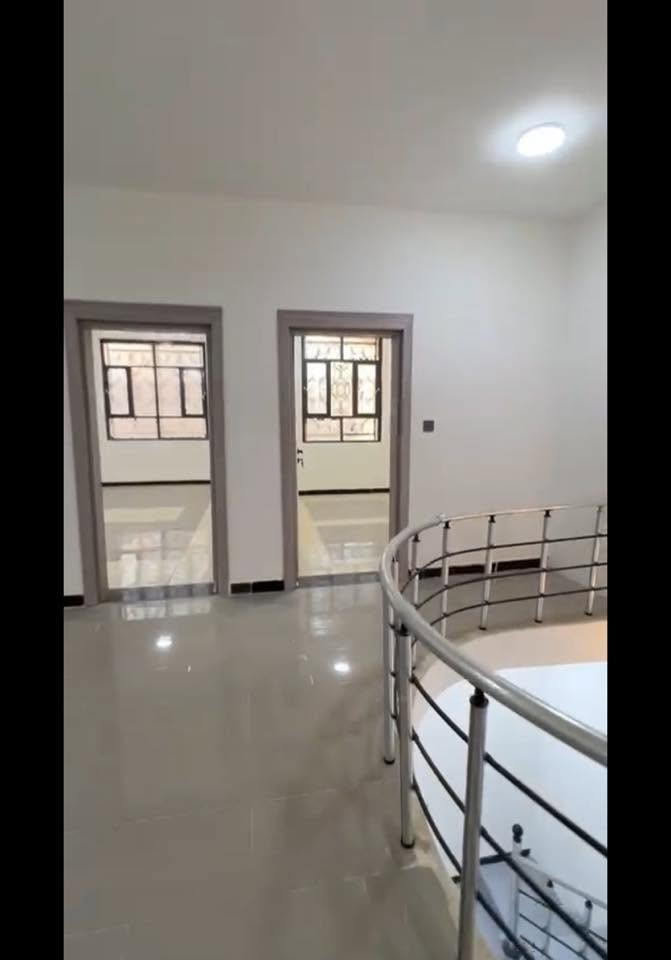 بيت ١٠٠م مربع طابقين جديد يقع بين حي الزهور وشارع الشبانات
يحتوي على ٣ غرف نوم وصاله ومطبخ واستقبال وحمامين مع تواليت خارجي
للاتصال على الرقم ***********  يحتوي واتساب
