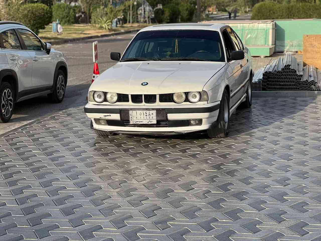 سلام عليكم بي ام ام بسعر ٥٥ وبيه مجال  
السياره فول موصفات داخل جلد مطعم بصاج 
وكشنات  ٧ قطعه كهرباء بلاد ، 
كهربائيات السياره كله شغاله و منضرمة زنون  
حساسات امامي خلفي كامره خلفيه اربع جام كهربائي 
مكينه وكير وحداديه  مكفول جديد 
وتبريد  بشرط  ثلج السياره جاهزه ان شاء الله 
بلاديه بدون ضربه فقط صبغ لجماليه 
مسويلها ادامه منظومه ماي وبانزين  وخير من الله السياره 
صدر امامي خلفي جديد 
تخم ويل جديد تايرات نظاف دواخلها نظيفه 
مكان السياره بغداد 
‭***********‬
