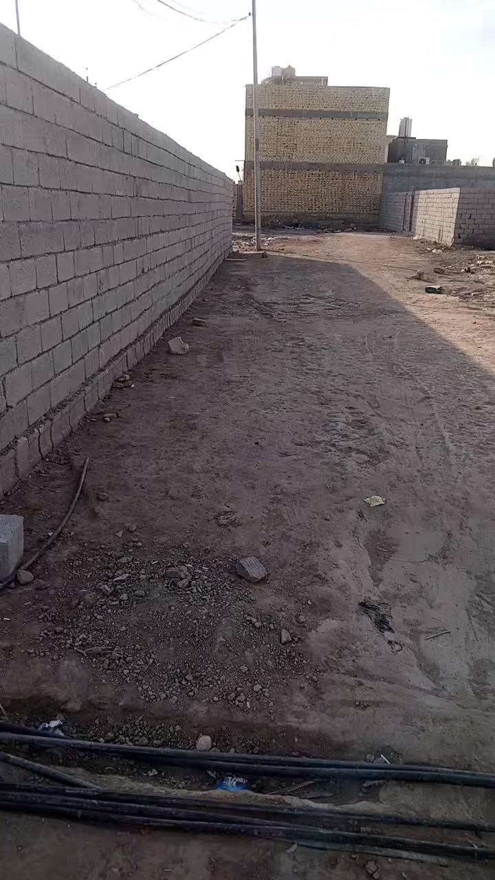 قطعه ارض للبيع مرتبه ميتين متر ركن علا 3شوارع مقابيل الطاقه الكهربائيه خامس قطعه عن  شارع العام السايدين 
اليريد ميه انبيعه ول يريده كله هم انبيعه 
موجود خاص أو اتصال هاتفي ***********
